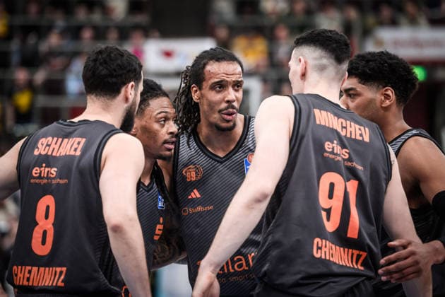 Kevin Yebo Niners Chemnitz, 00 , center with vlnr Jordan Schakel Niners Chemnitz, 08 , Nike Sibande Niners Chemnitz, 02 , Yordan Minchev Niners Chemnitz, 91 and Kostja Mushidi Niners Chemnitz, 11 GER, MHP Riesen Ludwigsburg vs Niners Chemnitz, Basketball Bundesliga, easycredit BBL, 27 Matchday, Season 2025 2026, 01 04 2026 GER, MHP Riesen Ludwigsburg vs Niners Chemnitz, Basketball Bundesliga, easycredit BBL, 27 Matchday, Season 2025 2026, 01 04 2026 Ludwigsburg Copyright: xSandyxDinkelackerx EP_SDR