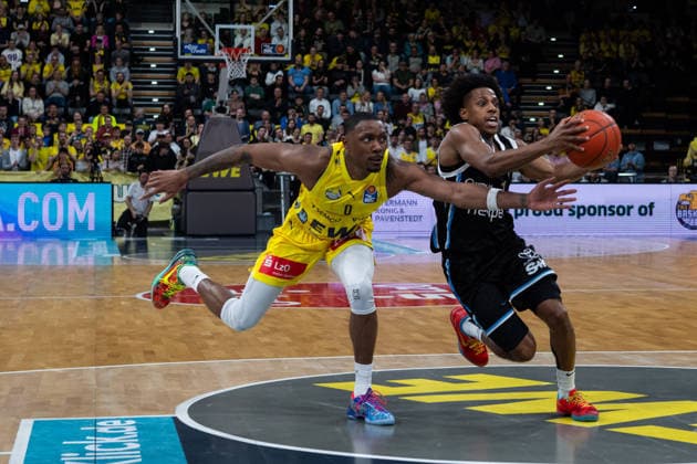 GER, Basketball, easy Credit BBL, EWE Baskets Oldenburg vs Veolia Towers Hamburg 01 04 2026, EWE Arena, Oldenburg, GER, easy Credit BBL, EWE Baskets Oldenburg vs Veolia Towers Hamburg, in the picture Ross WILLIAMS Veolia Towers Hamburg 34 Kyle LOFTON EWE Baskets Oldenburg 0 nordphotoxgmbhx xRojahn nph00310