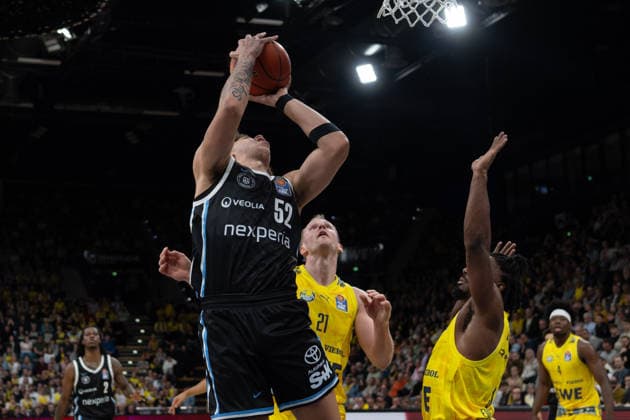 GER, Basketball, easy Credit BBL, EWE Baskets Oldenburg vs Veolia Towers Hamburg 01 04 2026, EWE Arena, Oldenburg, GER, easy Credit BBL, EWE Baskets Oldenburg vs Veolia Towers Hamburg, pictured Zacharie PERRIN Veolia Towers Hamburg 52 Seth HINRICHS EWE Baskets Oldenburg 21 Chris CLEMONS EWE Baskets Oldenburg 3 nordphotoxgmbhx xRojahn nph00310