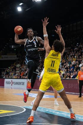 GER, Basketball, easy Credit BBL, EWE Baskets Oldenburg vs Veolia Towers Hamburg 01 04 2026, EWE Arena, Oldenburg, GER, easy Credit BBL, EWE Baskets Oldenburg vs Veolia Towers Hamburg, in the picture Leonard THORPE JR Veolia Towers Hamburg 2 Nicholas TISCHLER EWE Baskets Oldenburg 11 nordphotoxgmbhx xRojahn nph00310