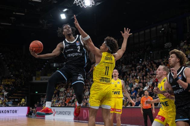 GER, Basketball, easy Credit BBL, EWE Baskets Oldenburg vs Veolia Towers Hamburg 01 04 2026, EWE Arena, Oldenburg, GER, easy Credit BBL, EWE Baskets Oldenburg vs Veolia Towers Hamburg, in the picture Leonard THORPE JR Veolia Towers Hamburg 2 Nicholas TISCHLER EWE Baskets Oldenburg 11 nordphotoxgmbhx xRojahn nph00310