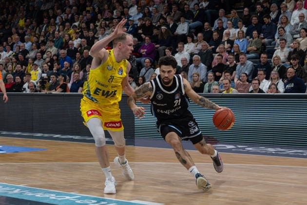 GER, Basketball, easy Credit BBL, EWE Baskets Oldenburg vs Veolia Towers Hamburg 01 04 2026, EWE Arena, Oldenburg, GER, easy Credit BBL, EWE Baskets Oldenburg vs Veolia Towers Hamburg, in the picture Devon DANIELS Veolia Towers Hamburg 21 Seth HINRICHS EWE Baskets Oldenburg 21 nordphotoxgmbhx xRojahn nph00310