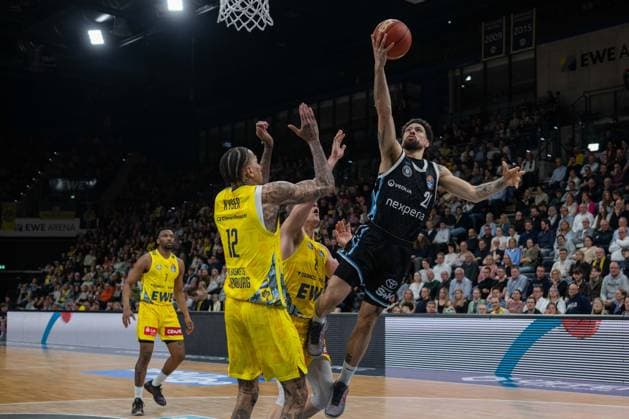 GER, Basketball, easy Credit BBL, EWE Baskets Oldenburg vs Veolia Towers Hamburg 01 04 2026, EWE Arena, Oldenburg, GER, easy Credit BBL, EWE Baskets Oldenburg vs Veolia Towers Hamburg, in the picture Devon DANIELS Veolia Towers Hamburg 21 Michale KYSER EWE Baskets Oldenburg 12 Seth HINRICHS EWE Baskets Oldenburg 21 nordphotoxgmbhx xRojahn nph00310