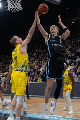 GER, Basketball, easy Credit BBL, EWE Baskets Oldenburg vs Veolia Towers Hamburg 01 04 2026, EWE Arena, Oldenburg, GER, easy Credit BBL, EWE Baskets Oldenburg vs Veolia Towers Hamburg, pictured Zsombor MARONKA Veolia Towers Hamburg 5 Seth HINRICHS EWE Baskets Oldenburg 21 nordphotoxgmbhx xRojahn nph00310