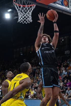 GER, Basketball, easy Credit BBL, EWE Baskets Oldenburg vs Veolia Towers Hamburg 01 04 2026, EWE Arena, Oldenburg, GER, easy Credit BBL, EWE Baskets Oldenburg vs Veolia Towers Hamburg, pictured Zacharie PERRIN Veolia Towers Hamburg 52 Kyle LOFTON EWE Baskets Oldenburg 0 nordphotoxgmbhx xRojahn nph00310