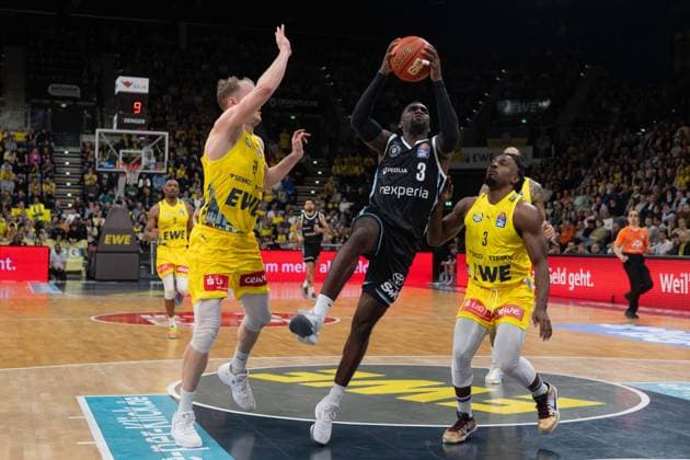 GER, Basketball, easy Credit BBL, EWE Baskets Oldenburg vs Veolia Towers Hamburg 01 04 2026, EWE Arena, Oldenburg, GER, easy Credit BBL, EWE Baskets Oldenburg vs Veolia Towers Hamburg, in the picture Osaro RICH Veolia Towers Hamburg 3 Seth HINRICHS EWE Baskets Oldenburg 21 Chris CLEMONS EWE Baskets Oldenburg 3 nordphotoxgmbhx xRojahn nph00310