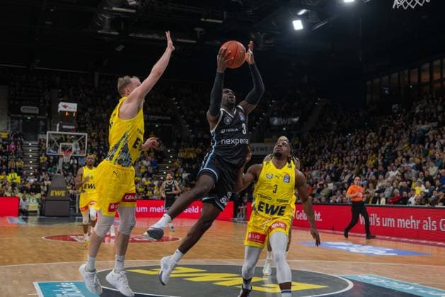 GER, Basketball, easy Credit BBL, EWE Baskets Oldenburg vs Veolia Towers Hamburg 01 04 2026, EWE Arena, Oldenburg, GER, easy Credit BBL, EWE Baskets Oldenburg vs Veolia Towers Hamburg, in the picture Osaro RICH Veolia Towers Hamburg 3 Seth HINRICHS EWE Baskets Oldenburg 21 Chris CLEMONS EWE Baskets Oldenburg 3 nordphotoxgmbhx xRojahn nph00310