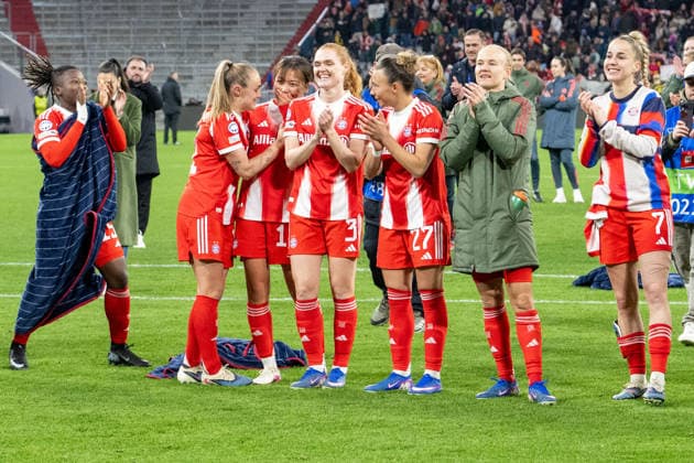 Victory celebration after the 2 1, FC Bayern Women, FC Bayern Women Manchester United, Football, Champions League quarter-final second leg, 01 04 2026 DFB regulations prohibit any use of photographs as image sequences and or quasi video Muenchen Bayern Germany Copyright: xkolbert-press UlrichxGamelx