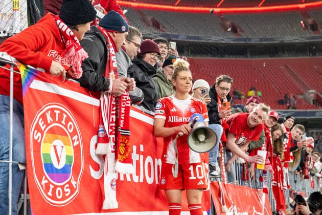 Victory celebrations after the 2 1, FC Bayern Women Linda Dallmann 10 FC Bayern Muenchen with the fans at the fence, FC Bayern Women Manchester United, Football, Champions League quarter-final second leg, 01 04 2026 DFB regulations prohibit any use of photographs as image sequences and or quasi video Muenchen Bayern Germany Copyright: xkolbert-press UlrichxGamelx