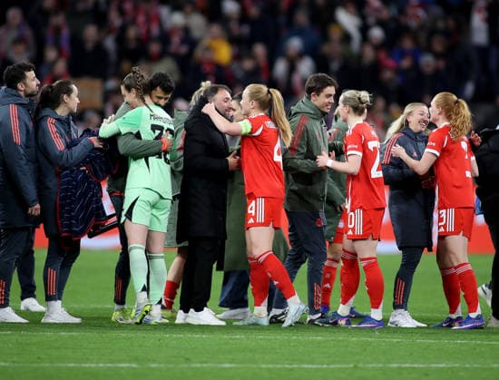 Football, Women, Womens Champions League, quarter-final second leg, 2025 2026 season, FC Bayern Munich Manchester United, Allianz Arena Jose Barcala, coach FC Bayern Munich l with Glodis Perla Viggosdottir FC Bayern Munich re grateful after the match