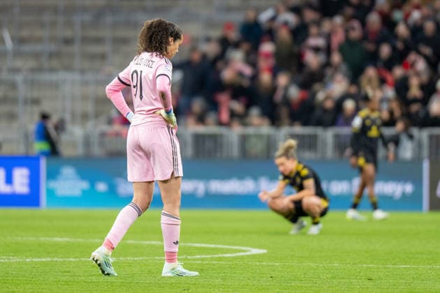 Phallon Tullis Joyce 91 Manchester United Women , disappointed, sad about the lost match, FC Bayern Women Manchester United, Football, Champions League quarter-final second leg, 01 04 2026 DFB regulations prohibit any use of photographs as image sequences and or quasi video Muenchen Bayern Germany Copyright: xkolbert-press UlrichxGamelx