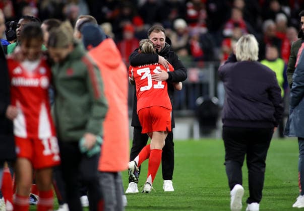 Football, Women, Womens Champions League, Quarter-final second leg, 2025 2026 season, FC Bayern Munich Manchester United, Allianz Arena Jose Barcala, Coach FC Bayern Munich with Georgia Stanway FC Bayern Munich Hug after the match