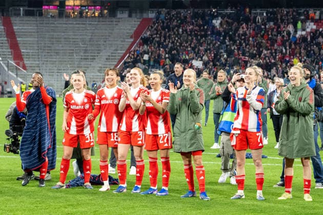 Victory celebration after the 2 1, FC Bayern Women, FC Bayern Women Manchester United, Football, Champions League quarter-final second leg, 01 04 2026 DFB regulations prohibit any use of photographs as image sequences and or quasi video Muenchen Bayern Germany Copyright: xkolbert-press UlrichxGamelx