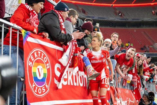 Victory celebrations after the 2 1, FC Bayern Women Linda Dallmann 10 FC Bayern Muenchen with the fans at the fence, FC Bayern Women Manchester United, Football, Champions League quarter-final second leg, 01 04 2026 DFB regulations prohibit any use of photographs as image sequences and or quasi video Muenchen Bayern Germany Copyright: xkolbert-press UlrichxGamelx