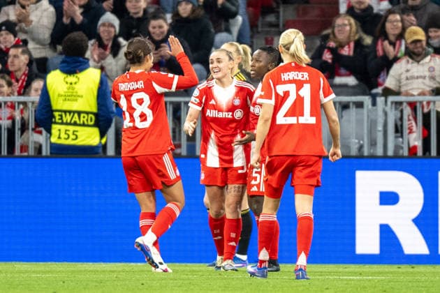 Victory celebration after the 2 1, Momoko Tanikawa 18 FC Bayern Muenchen , Georgia Stanway 31 FC Bayern Muenchen , Bernadette Kakounan 15 FC Bayern Muenchen , Pernille Harder 21 FC Bayern Muenchen , FC Bayern Women Manchester United, Football, Champions League quarter-final second leg, 01 04 2026 DFB regulations prohibit any use of photographs as image sequences and or quasi video Muenchen Bayern Germany Copyright: xkolbert-press UlrichxGamelx