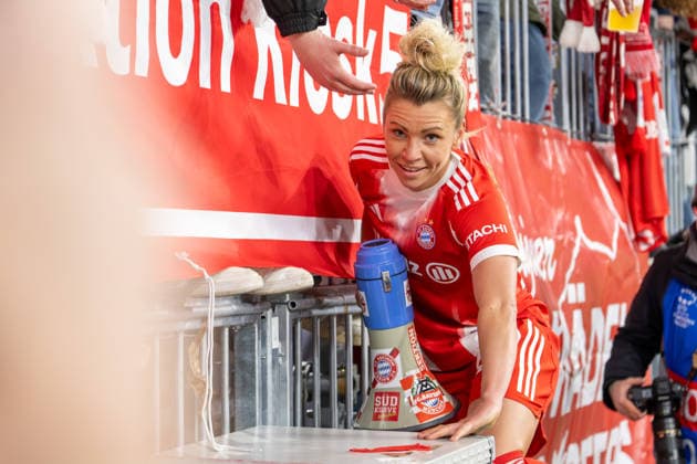 FC Bayern Women Linda Dallmann 10 FC Bayern Muenchen with the fans at the fence, FC Bayern Women Manchester United, football, Champions League quarter-final second leg, 01 04 2026 DFB regulations prohibit any use of photographs as image sequences and or quasi video Muenchen Bayern Germany Copyright: xkolbert-press UlrichxGamelx