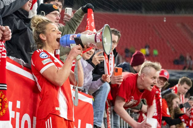 Victory celebration after the 2 1, FC Bayern Women Linda Dallmann 10 FC Bayern Muenchen with the fans at the fence, screams into the megaphone, FC Bayern Women Manchester United, Football, Champions League quarter-final second leg, 01 04 2026 DFB regulations prohibit any use of photographs as image sequences and or quasi video Muenchen Bayern Germany Copyright: xkolbert-press UlrichxGamelx