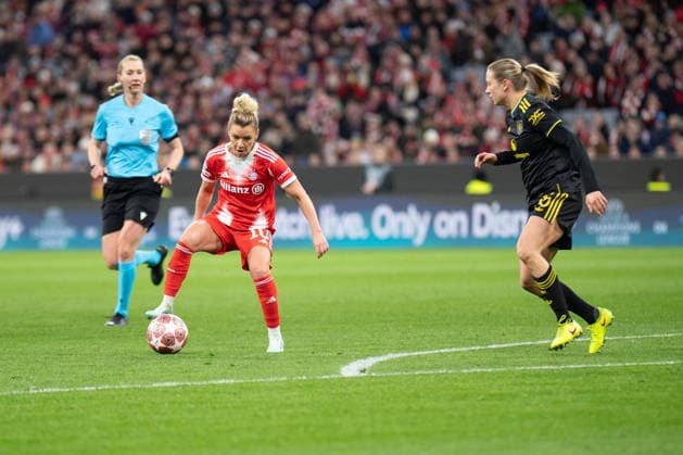 Linda Dallmann 10 FC Bayern and Lisa Naalsund 16 Manchester in action at the UEFA Womens Champions League match FC Bayern Munich Manchester United on 01 04 2026 Munich Allianz Arena Bayern Germany