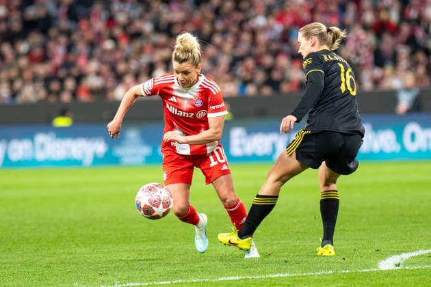 Linda Dallmann 10 FC Bayern and Lisa Naalsund 16 Manchester in action at the UEFA Womens Champions League match FC Bayern Munich Manchester United on 01 04 2026 Munich Allianz Arena Bayern Germany