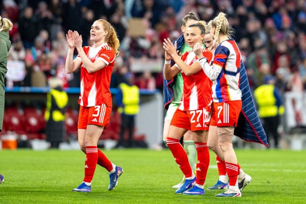 Victory celebration after the 2 1, FC Bayern Women Stine Ballisager Pedersen 3 FC Bayern Munich , Arianna Caruso 27 FC Bayern Munich , Giulia Gwinn 7 FC Bayern Munich , FC Bayern Women Manchester United, Football, Champions League quarter-final second leg, 01 04 2026 DFB regulations prohibit any use of photographs as image sequences and or quasi video Muenchen Bayern Germany Copyright: xkolbert-press UlrichxGamelx