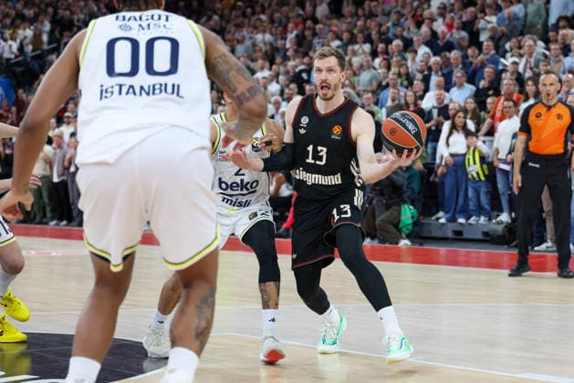 Andreas Obst FC Bayern Basketball, 13 with Wade Baldwin Fenerbahce Beko Istanbul, 02 and Armando Bacot Fenerbahce Beko Istanbul, 00 , GER, FC Bayern Basketball vs Fenerbahce Beko Istanbul, Basketball, Euroleague, 35 Matchday, Season 2025 2026, 01 04 2026, GER, FC Bayern Basketball vs Fenerbahce Beko Istanbul, Basketball, Euroleague, 35 Matchday, Season 2025 2026, 01 04 2026 Munich Copyright: xEibner-Pressefoto JennixMaulx EP_JML