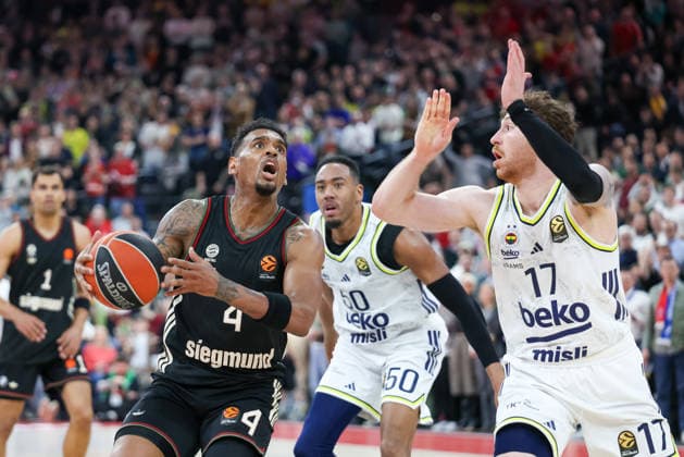 Xavier Rathan Mayes FC Bayern Basketball, 04 with Bonzie Colson Fenerbahce Beko Istanbul, 50 and Onuralp Bitim Fenerbahce Beko Istanbul, 17 , GER, FC Bayern Basketball vs Fenerbahce Beko Istanbul, Basketball, Euroleague, 35 Matchday, 2025 2026 Season, 01 04 2026, GER, FC Bayern Basketball vs Fenerbahce Beko Istanbul, Basketball, Euroleague, 35 Matchday, 2025 2026 Season, 01 04 2026 Munich Copyright: xEibner-Pressefoto JennixMaulx EP_JML