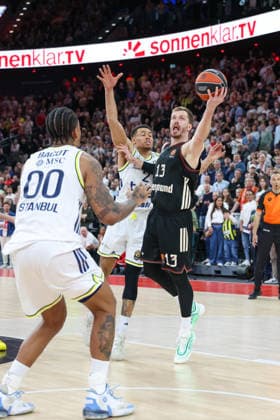 Andreas Obst FC Bayern Basketball, 13 with Wade Baldwin Fenerbahce Beko Istanbul, 02 and Armando Bacot Fenerbahce Beko Istanbul, 00 , GER, FC Bayern Basketball vs Fenerbahce Beko Istanbul, Basketball, Euroleague, 35 Matchday, Season 2025 2026, 01 04 2026, GER, FC Bayern Basketball vs Fenerbahce Beko Istanbul, Basketball, Euroleague, 35 Matchday, Season 2025 2026, 01 04 2026 Munich Copyright: xEibner-Pressefoto JennixMaulx EP_JML