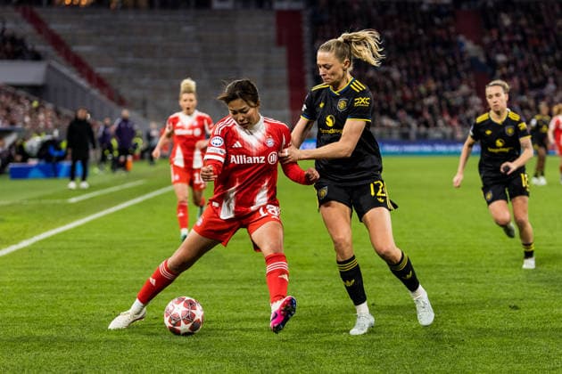 MUNICH, GERMANY - APRIL 1: Momoko Tanikawa (FC Bayern Muenchen, 18) controls the ball against Fridolina Rolfoe (Rolfö, Rolfo, Manchester United, ManU 12) during the UEFA Women™s Champions League Quarter final match between FC Bayern Muenchen vs. Manchester United at Allianz Arena on the 2nd leg of the UEFA Women™s Champions League Quarter finals on April 1, 2026 in Munich, Germany. Bavaria Germany Copyright: xSteffiexWunderlx