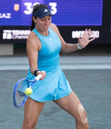April 1, 2026: Jessica Pegula (USA) and Yulia Putintseva (KAZ) split the first two sets 6-4, 4-6 at the Credit One Charleston Open being played at Credit One Staduim in Charleston, South Carolina USA Ã‚ Tennisclix TENNIS 2026: Credit One Charleston Open April 1  - ZUMAc04_ 20260401_zma_c04_073 Copyright: xLesliexBillmanx
