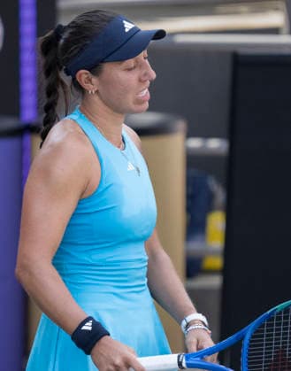 April 1, 2026: Jessica Pegula (USA) and Yulia Putintseva (KAZ) split the first two sets 6-4, 4-6 at the Credit One Charleston Open being played at Credit One Staduim in Charleston, South Carolina USA Ã‚ Tennisclix TENNIS 2026: Credit One Charleston Open April 1  - ZUMAc04_ 20260401_zma_c04_075 Copyright: xLesliexBillmanx