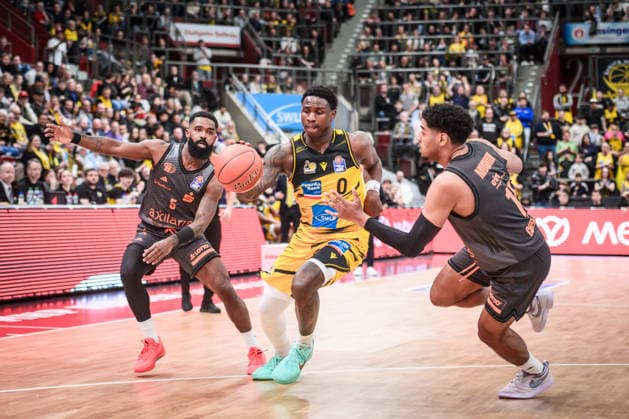 Babacar Sane MHP RIESEN Ludwigsburg, 00 between Corey Davis Niners Chemnitz, 05 , li and Kostja Mushidi Niners Chemnitz, 11 GER, MHP Riesen Ludwigsburg vs Niners Chemnitz, Basketball Bundesliga, easycredit BBL, 27 Matchday, Season 2025 2026, 01 04 2026 GER, MHP Riesen Ludwigsburg vs Niners Chemnitz, Basketball Bundesliga, easycredit BBL, 27 Matchday, Season 2025 2026, 01 04 2026 Ludwigsburg Copyright: xSandyxDinkelackerx EP_SDR