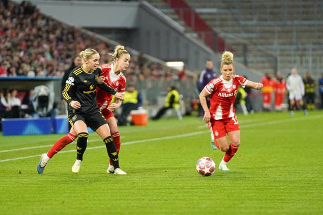 Hanna Lundkvist 5 Manchester , Giulia Gwinn 7 FC Bayern and Linda Dallmann 10 FC Bayern in action at the UEFA Womens Champions League match FC Bayern Munich Manchester United on 01 04 2026 Munich Allianz Arena Bayern Germany