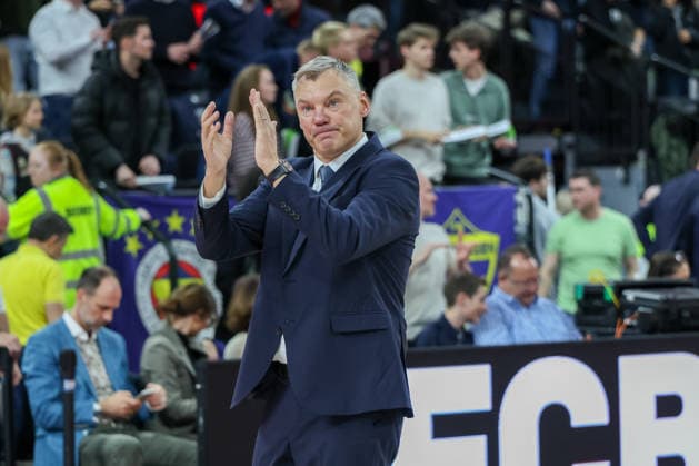 Saras Jasikevicius Fenerbahce Beko Istanbul, Head coach applauds the fans after the game, GER, FC Bayern Basketball vs Fenerbahce Beko Istanbul, Basketball, Euroleague, 35 Matchday, Season 2025 2026, 01 04 2026, GER, FC Bayern Basketball vs Fenerbahce Beko Istanbul, Basketball, Euroleague, 35 Matchday, Season 2025 2026, 01 04 2026 Munich Copyright: xEibner-Pressefoto JennixMaulx EP_JML
