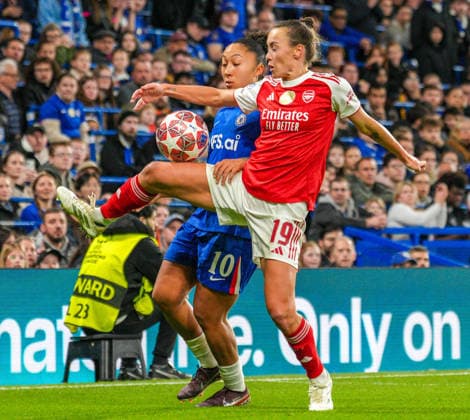Chelsea Women v Arsenal Women UEFA Womens Champions League Lauren James of Chelsea Women battles for the ball with Caitlin Foord of Arsenal Women during the UEFA Womens Champions League Quarter-final Second Leg match at Stamford Bridge, London 01 04 2026 UK Newspapers OUT Copyright: xNickxEmmersonx FIL-23224-0002