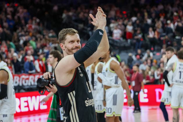 Andreas Obst FC Bayern Basketball, 13 applauds after the game, GER, FC Bayern Basketball vs Fenerbahce Beko Istanbul, Basketball, Euroleague, 35 Matchday, Season 2025 2026, 01 04 2026, GER, FC Bayern Basketball vs Fenerbahce Beko Istanbul, Basketball, Euroleague, 35 Matchday, Season 2025 2026, 01 04 2026 Muenchen Copyright: xEibner-Pressefoto JennixMaulx EP_JML