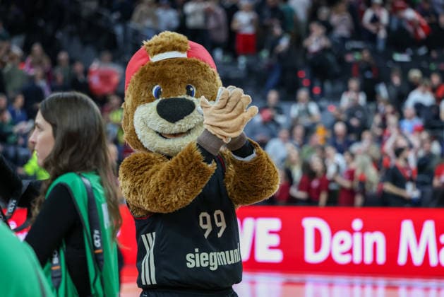 Mascot Ben applauds after the victory, GER, FC Bayern Basketball vs Fenerbahce Beko Istanbul, Basketball, Euroleague, 35 Matchday, Season 2025 2026, 01 04 2026, GER, FC Bayern Basketball vs Fenerbahce Beko Istanbul, Basketball, Euroleague, 35 Matchday, Season 2025 2026, 01 04 2026 Muenchen Copyright: xEibner-Pressefoto JennixMaulx EP_JML