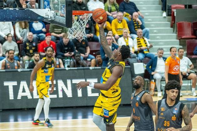 Babacar Sane MHP RIESEN Ludwigsburg, 00 , John Newman III Niners Chemnitz, 09 , GER, MHP RIESEN Ludwigsburg vs Niners Chemnitz, Basketball Bundesliga, easycredit BBL, 27 Matchday, Season 2025 2026, 01 04 2026, GER, MHP RIESEN Ludwigsburg vs Niners Chemnitz, Basketball Bundesliga, easycredit BBL, 27 Matchday, Season 2025 2026, 01 04 2026 Ludwigsburg Copyright: xEibner-Pressefoto SaschaxWaltherx EP_EER