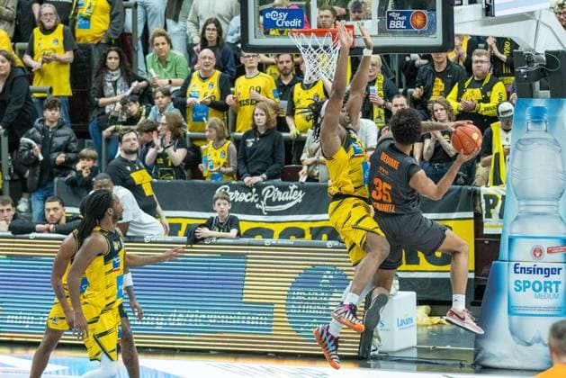 Keeshawn Kellman MHP RIESEN Ludwigsburg, 32 , Roman Bedime Niners Chemnitz, 35 , GER, MHP RIESEN Ludwigsburg vs Niners Chemnitz, Basketball Bundesliga, easycredit BBL, 27 Matchday, Season 2025 2026, 01 04 2026, GER, MHP RIESEN Ludwigsburg vs Niners Chemnitz, Basketball Bundesliga, easycredit BBL, 27 Matchday, Season 2025 2026, 01 04 2026 Ludwigsburg Copyright: xEibner-Pressefoto SaschaxWaltherx EP_EER