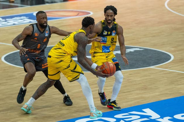 John Newman III Niners Chemnitz, 09 , Babacar Sane MHP RIESEN Ludwigsburg, 00 , Terrell Harris MHP RIESEN Ludwigsburg, 08 , GER, MHP RIESEN Ludwigsburg vs Niners Chemnitz, Basketball Bundesliga, easycredit BBL, 27 Spieltag, Spielzeit 2025 2026, 01 04 2026, GER, MHP RIESEN Ludwigsburg vs Niners Chemnitz, Basketball Bundesliga, easycredit BBL, 27 Spieltag, Spielzeit 2025 2026, 01 04 2026 Ludwigsburg Copyright: xEibner-Pressefoto SaschaxWaltherx EP_EER