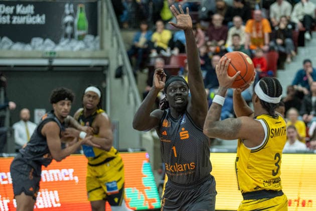 Aher Uguak Niners Chemnitz, 01 , Stefan Smith MHP RIESEN Ludwigsburg, 03 , GER, MHP RIESEN Ludwigsburg vs Niners Chemnitz, Basketball Bundesliga, easycredit BBL, Matchday 27, Season 2025 2026, 01 04 2026, GER, MHP RIESEN Ludwigsburg vs Niners Chemnitz, Basketball Bundesliga, easycredit BBL, Matchday 27, Season 2025 2026, 01 04 2026 Ludwigsburg Copyright: xEibner-Pressefoto SaschaxWaltherx EP_EER