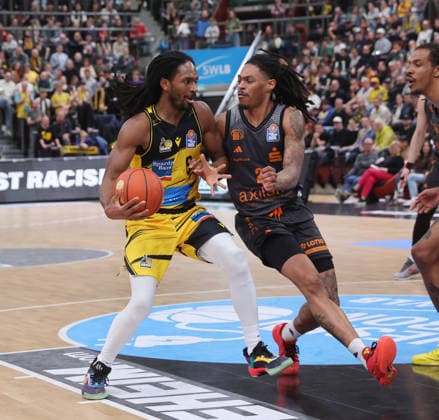 Ludwigsburg , easyCredit Basketball Bundesliga MHP Riesen Ludwigsburg vs Niners Chemnitz , from left Terrell Harris Riesen Nike Sibande Chem