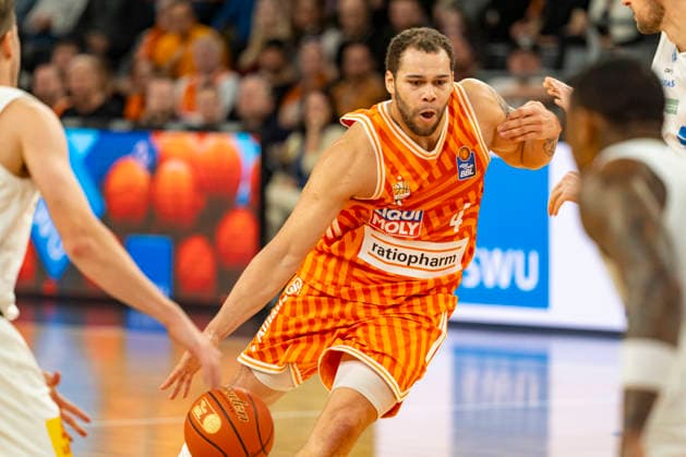 easyCredit BBL Ratiopharm Ulm vs Syntainics MBC 01 04 2026 Ulm, GERMANY 01 April 2026 Christopher Ledlum Ratiopharm Ulm, 4 during the build-up during the match between Ratiopharm Ulm and Syntainics MBC on matchday 27 of the easyCredit BBL at the ratiopharm Arena Ulm Copyright: xBEAUTIFULxSPORTS Steinx