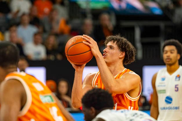 easyCredit BBL Ratiopharm Ulm vs Syntainics MBC 01 04 2026 Ulm, GERMANY 01 April 2026 Alec Anigbata Ratiopharm Ulm, 21 at the free throw during the game between Ratiopharm Ulm and Syntainics MBC on matchday 27 of the easyCredit BBL at the ratiopharm Arena Ulm Copyright: xBEAUTIFULxSPORTS Steinx