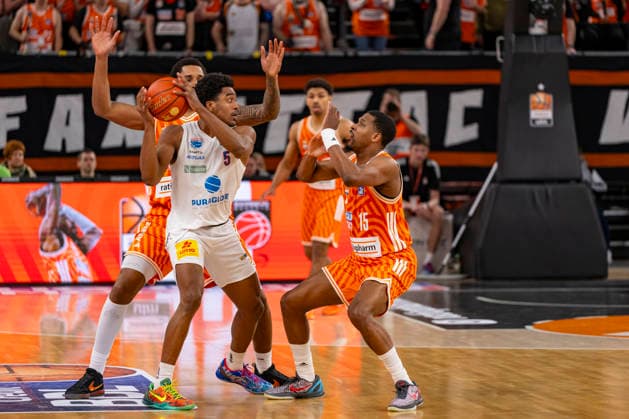 easyCredit BBL Ratiopharm Ulm vs Syntainics MBC 01 04 2026 Ulm, GERMANY 01 April 2026 Marcus Foster Syntainics MBC, 5 in a duel against Joel Soriano Ratiopharm Ulm, 12 and Justin Simon Ratiopharm Ulm, 15 during the match between Ratiopharm Ulm and Syntainics MBC on matchday 27 of the easyCredit BBL at the ratiopharm Arena Ulm Copyright: xBEAUTIFULxSPORTS Steinx