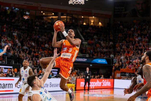 easyCredit BBL Ratiopharm Ulm vs Syntainics MBC 01 04 2026 Ulm, GERMANY 01 April 2026 Justin Simon Ratiopharm Ulm, 15 at the basket against Jure Planinic Syntainics MBC, 44 during the match between Ratiopharm Ulm and Syntainics MBC on matchday 27 of the easyCredit BBL at the ratiopharm Arena Ulm Copyright: xBEAUTIFULxSPORTS Steinx