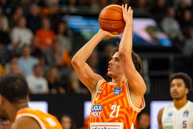 easyCredit BBL Ratiopharm Ulm vs Syntainics MBC 01 04 2026 Ulm, GERMANY 01 April 2026 Alec Anigbata Ratiopharm Ulm, 21 at the free throw during the game between Ratiopharm Ulm and Syntainics MBC on matchday 27 of the easyCredit BBL at the ratiopharm Arena Ulm Copyright: xBEAUTIFULxSPORTS Steinx