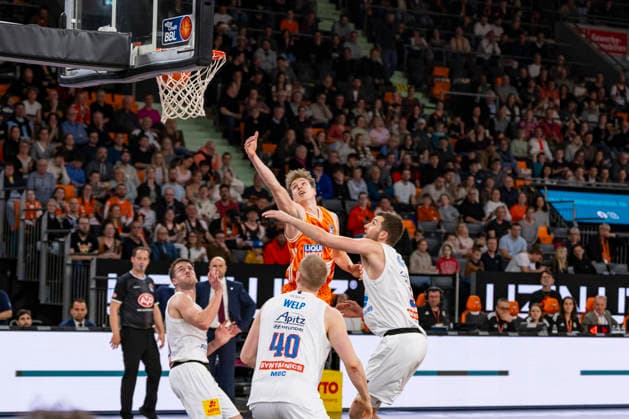 easyCredit BBL Ratiopharm Ulm vs Syntainics MBC 01 04 2026 Ulm, GERMANY 01 April 2026 Tobias Jensen Ratiopharm Ulm, 7 hits the basket during the match between Ratiopharm Ulm and Syntainics MBC on matchday 27 of the easyCredit BBL at the ratiopharm Arena Ulm Copyright: xBEAUTIFULxSPORTS Steinx