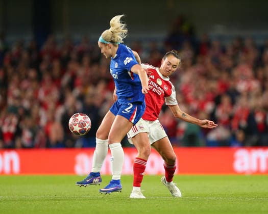 LONDON, ENGLAND - APRIL 01: Ellie Carpenter of Chelsea and Caitlin Foord of Arsenal compete for the ball during the UEFA Womens Champions League 2025 26 Quarter Final Second Leg match between Chelsea and Arsenal at Stamford Bridge on April 01, 2026 in London, England.  Copyright: xJayxPatel SPPx Sportspressphoto_SPR122724