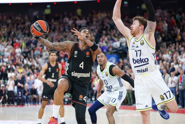 Xavier Rathan Mayes FC Bayern Basketball, 04 with Onuralp Bitim Fenerbahce Beko Istanbul, 17 and Bonzie Colson Fenerbahce Beko Istanbul, 50 , GER, FC Bayern Basketball vs Fenerbahce Beko Istanbul, Basketball, Euroleague, 35 Matchday, 2025 2026 Season, 01 04 2026, GER, FC Bayern Basketball vs Fenerbahce Beko Istanbul, Basketball, Euroleague, 35 Matchday, 2025 2026 Season, 01 04 2026 Munich Copyright: xEibner-Pressefoto JennixMaulx EP_JML
