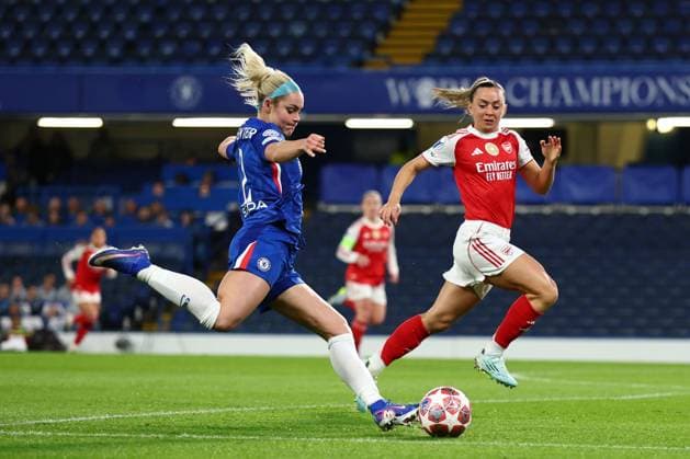 Ellie Carpenter of Chelsea Women under pressure from Katie McCabe of Arsenal Women Chelsea Women v Arsenal Women, UEFA Women s Champions League, Quarter Final, Second Leg, Football, Stamford Bridge, London, UK - 01 Apr 2026London Stamford Bridge United Kingdom EDITORIAL USE ONLY No use with unauthorised audio, video, data, fixture lists, club league logos or live services. Online in-match use limited to 120 images, no video emulation. No use in betting, games or single club league player publications.  Copyright: xSimonxDael Shutterstockx 16808990q